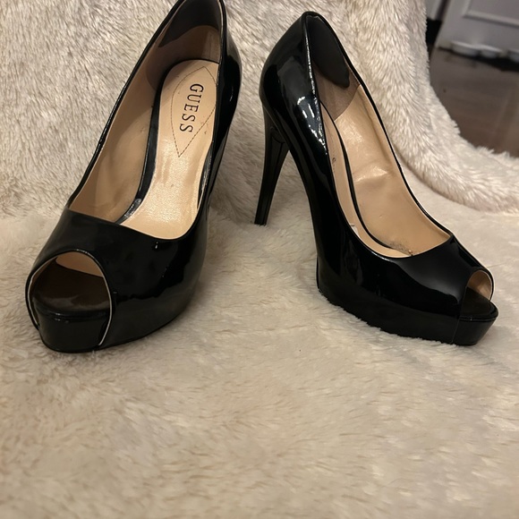 Guess brand black patent peep toe pumps - Picture 2 of 7